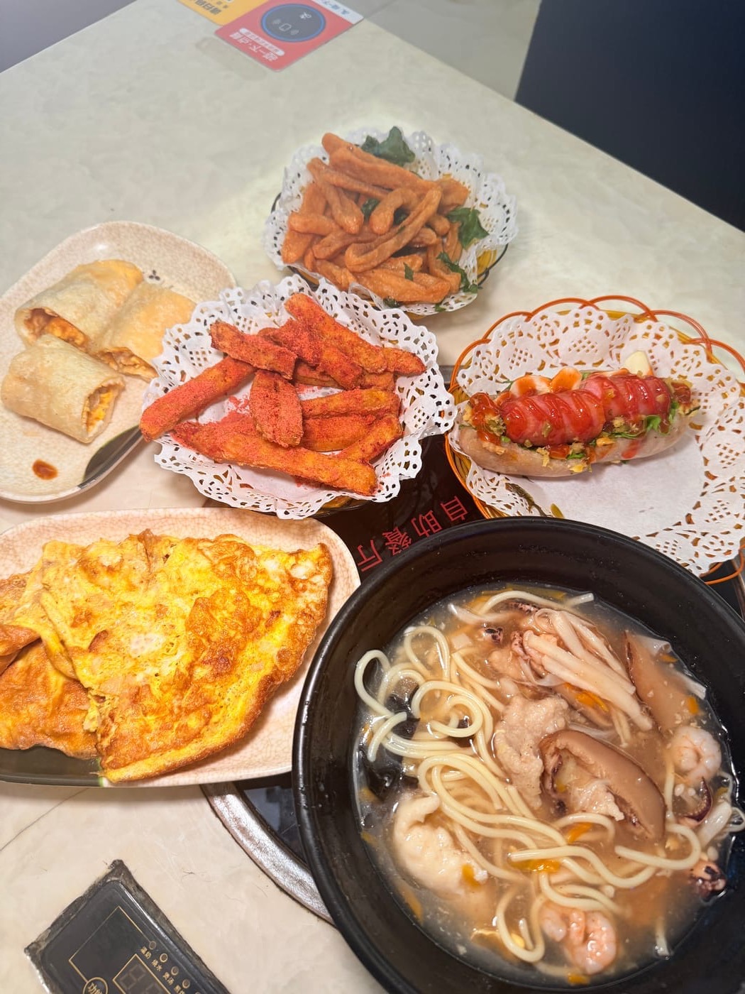 滿桌台灣小吃