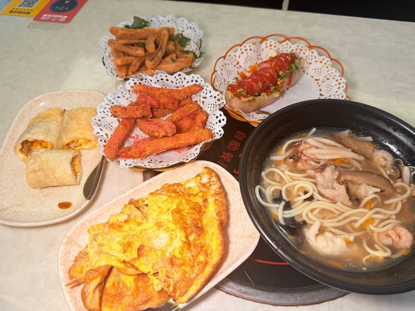 滿桌台灣小吃