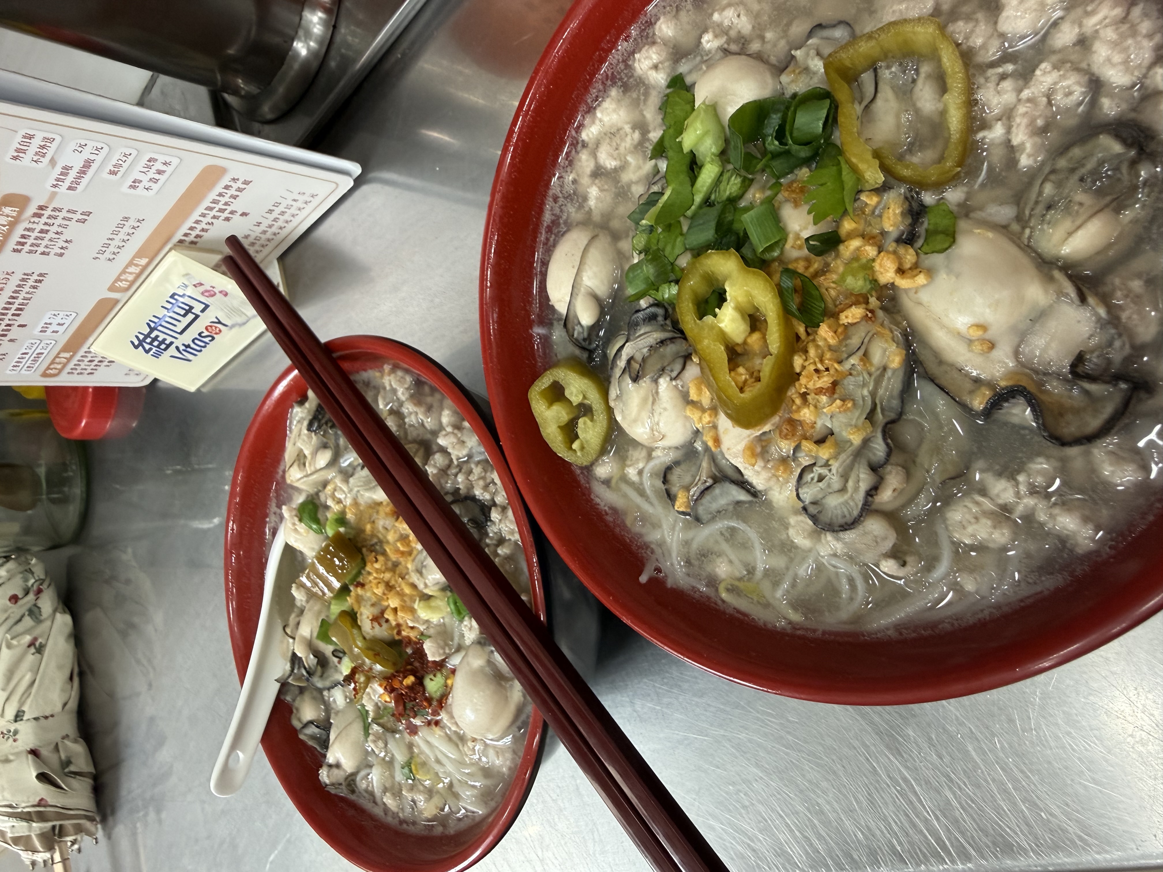 兩碗蠔仔肉碎米粉