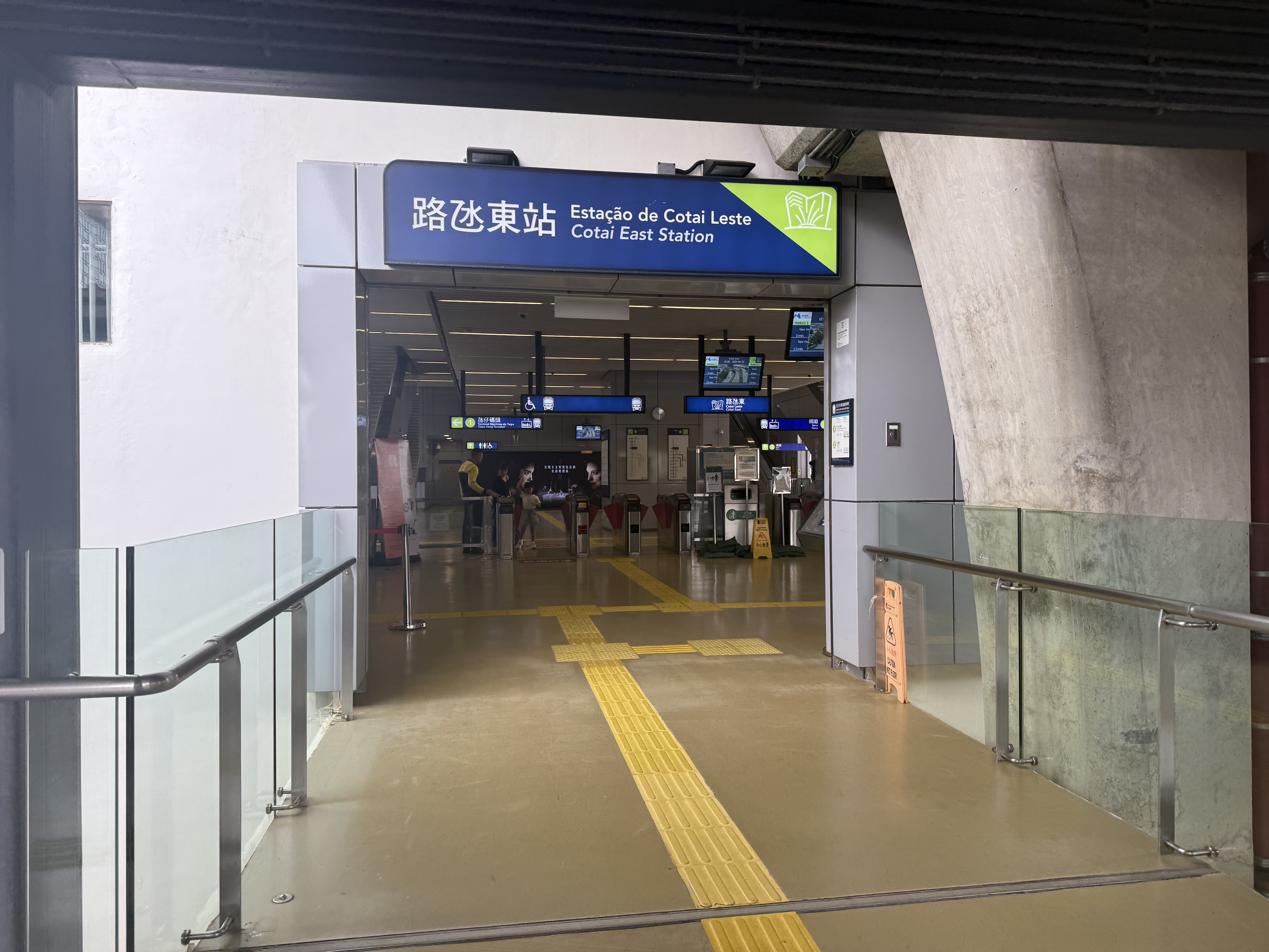 路氹東站上車，媽閣方向搭至協和醫院站