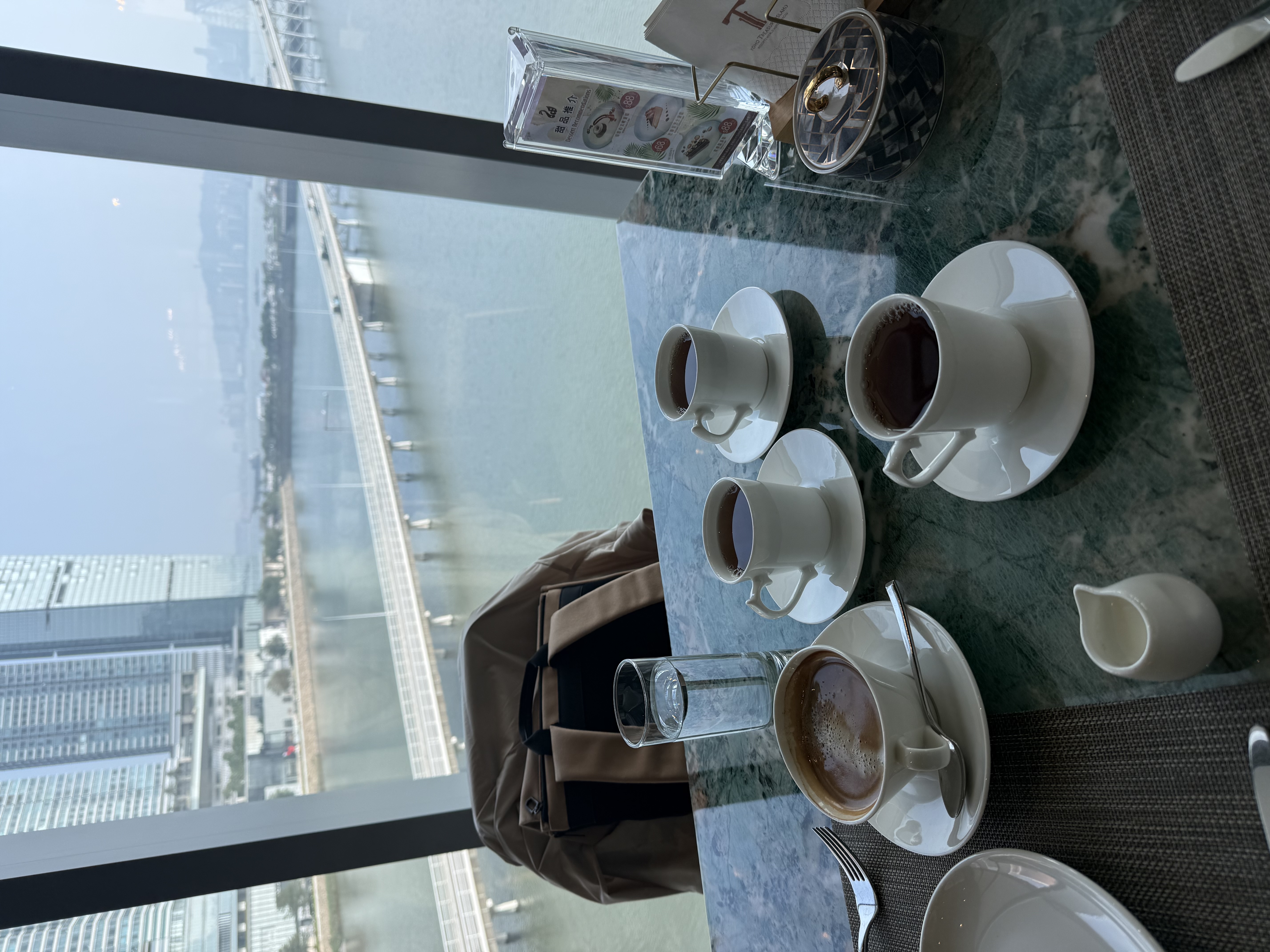 兩杯咖啡兩杯熱茶